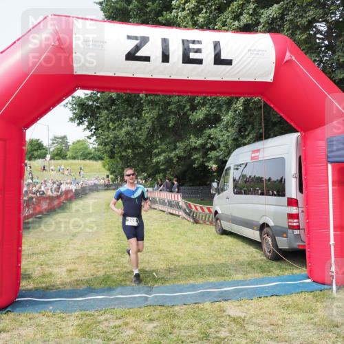 21.06.2025 - 27. Vierlanden-Triathlon MichiJ http://msf.ph/oto/7999426 15.06.2026 11:22:32 Ziel 266, 413 meine-sportfotos.de