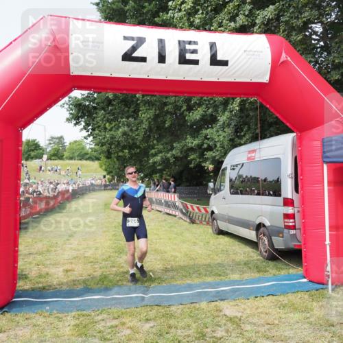21.06.2025 - 27. Vierlanden-Triathlon MichiJ http://msf.ph/oto/7999435 15.06.2026 11:22:32 Ziel 266, 413 meine-sportfotos.de