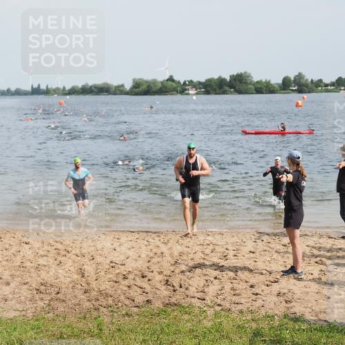 21.06.2025 - 27. Vierlanden-Triathlon MichiJ http://msf.ph/oto/7999447 15.06.2026 10:03:37 Schwimmen 377, 425, 432, 439 meine-sportfotos.de