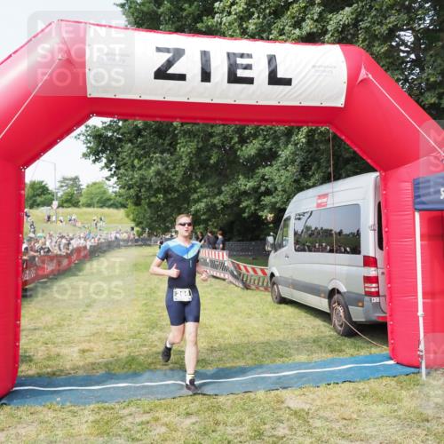 21.06.2025 - 27. Vierlanden-Triathlon MichiJ http://msf.ph/oto/7999450 15.06.2026 11:22:32 Ziel 266, 413 meine-sportfotos.de
