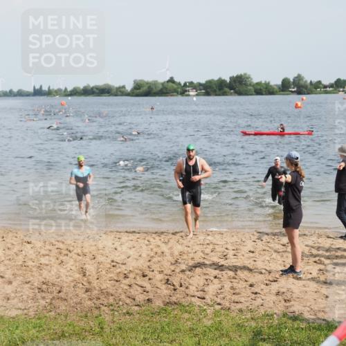 21.06.2025 - 27. Vierlanden-Triathlon MichiJ http://msf.ph/oto/7999452 15.06.2026 10:03:37 Schwimmen 377, 425, 432, 439 meine-sportfotos.de
