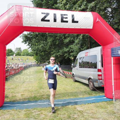 21.06.2025 - 27. Vierlanden-Triathlon MichiJ http://msf.ph/oto/7999466 15.06.2026 11:22:33 Ziel 266, 413 meine-sportfotos.de