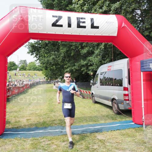 21.06.2025 - 27. Vierlanden-Triathlon MichiJ http://msf.ph/oto/7999470 15.06.2026 11:22:33 Ziel 266, 413 meine-sportfotos.de