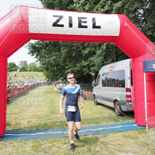 21.06.2025 - 27. Vierlanden-Triathlon MichiJ http://msf.ph/oto/7999481 15.06.2026 11:22:33 Ziel 266, 413 meine-sportfotos.de