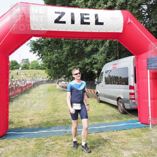 21.06.2025 - 27. Vierlanden-Triathlon MichiJ http://msf.ph/oto/7999486 15.06.2026 11:22:33 Ziel 266, 413 meine-sportfotos.de