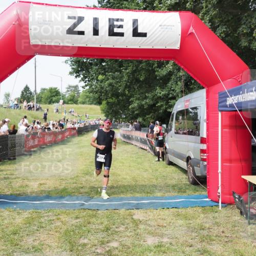 21.06.2025 - 27. Vierlanden-Triathlon MichiJ http://msf.ph/oto/7999496 15.06.2026 11:23:01 Ziel 452 meine-sportfotos.de