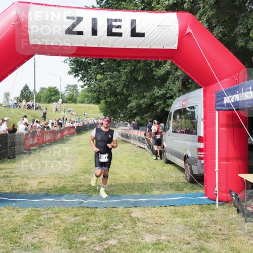 21.06.2025 - 27. Vierlanden-Triathlon MichiJ http://msf.ph/oto/7999503 15.06.2026 11:23:01 Ziel 452 meine-sportfotos.de