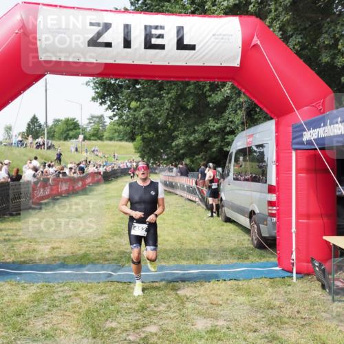 21.06.2025 - 27. Vierlanden-Triathlon MichiJ http://msf.ph/oto/7999522 15.06.2026 11:23:01 Ziel 452 meine-sportfotos.de