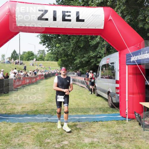 21.06.2025 - 27. Vierlanden-Triathlon MichiJ http://msf.ph/oto/7999527 15.06.2026 11:23:01 Ziel 452 meine-sportfotos.de