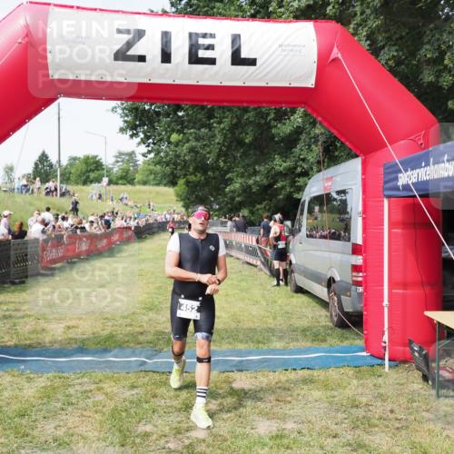 21.06.2025 - 27. Vierlanden-Triathlon MichiJ http://msf.ph/oto/7999534 15.06.2026 11:23:02 Ziel 452 meine-sportfotos.de