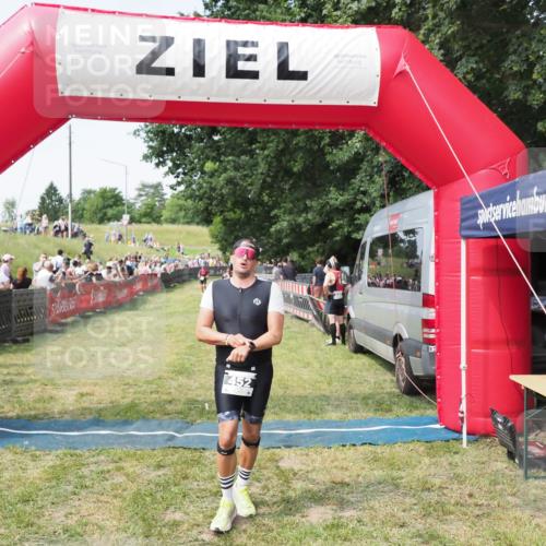 21.06.2025 - 27. Vierlanden-Triathlon MichiJ http://msf.ph/oto/7999550 15.06.2026 11:23:02 Ziel 452 meine-sportfotos.de