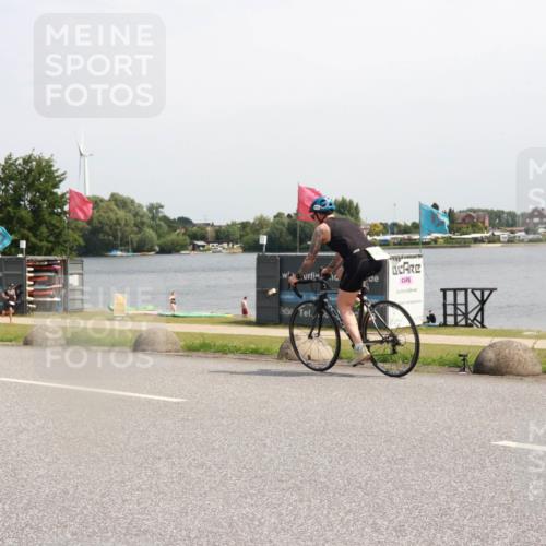 15.06.2025 - 27. Vierlanden-Triathlon H.Heesch http://msf.ph/oto/7999553 15.06.2025 11:39:45 Radfahren 692, 708 meine-sportfotos.de