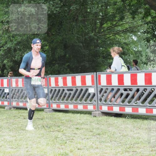 21.06.2025 - 27. Vierlanden-Triathlon KatJ http://msf.ph/oto/7999563 15.06.2025 12:53:59 Ziel 21, 60, 650, 682 meine-sportfotos.de