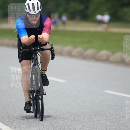 21.06.2025 - 27. Vierlanden-Triathlon H.Heesch http://msf.ph/oto/7999564 15.06.2025 12:31:13 Radfahren 750 meine-sportfotos.de