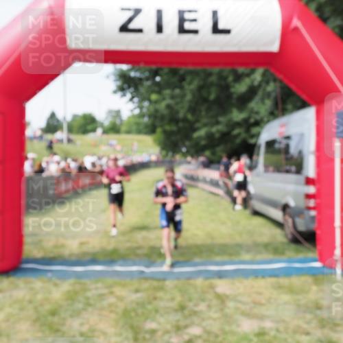 21.06.2025 - 27. Vierlanden-Triathlon MichiJ http://msf.ph/oto/7999571 15.06.2026 11:23:09 Ziel 372, 592 meine-sportfotos.de