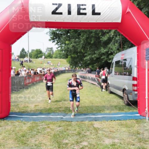 21.06.2025 - 27. Vierlanden-Triathlon MichiJ http://msf.ph/oto/7999574 15.06.2026 11:23:09 Ziel 372, 592 meine-sportfotos.de