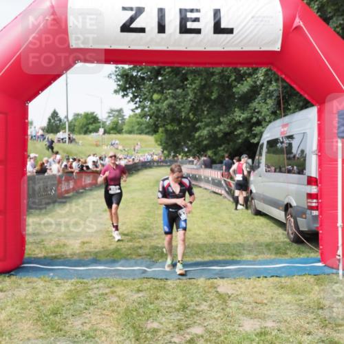 21.06.2025 - 27. Vierlanden-Triathlon MichiJ http://msf.ph/oto/7999578 15.06.2026 11:23:09 Ziel 372, 592 meine-sportfotos.de