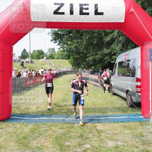 21.06.2025 - 27. Vierlanden-Triathlon MichiJ http://msf.ph/oto/7999581 15.06.2026 11:23:09 Ziel 372, 592 meine-sportfotos.de