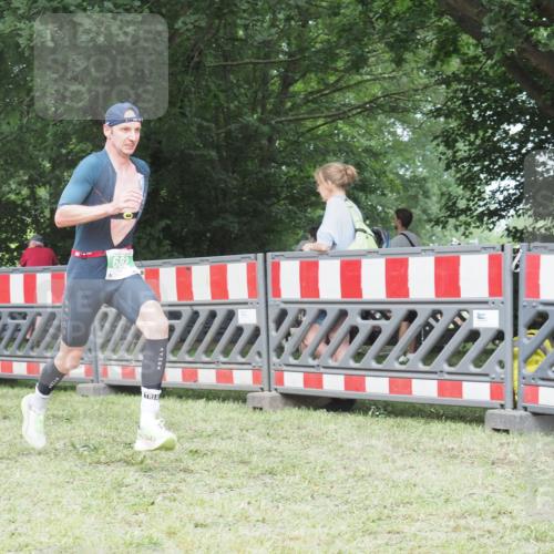 21.06.2025 - 27. Vierlanden-Triathlon KatJ http://msf.ph/oto/7999583 15.06.2025 12:53:59 Ziel 21, 60, 650, 682 meine-sportfotos.de