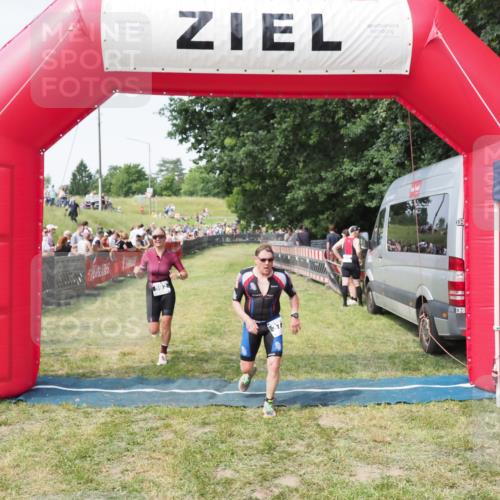 21.06.2025 - 27. Vierlanden-Triathlon MichiJ http://msf.ph/oto/7999587 15.06.2026 11:23:09 Ziel 372, 592 meine-sportfotos.de