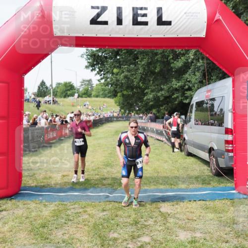 21.06.2025 - 27. Vierlanden-Triathlon MichiJ http://msf.ph/oto/7999592 15.06.2026 11:23:09 Ziel 372, 592 meine-sportfotos.de