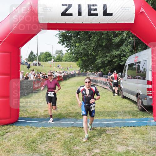 21.06.2025 - 27. Vierlanden-Triathlon MichiJ http://msf.ph/oto/7999603 15.06.2026 11:23:10 Ziel 372, 592 meine-sportfotos.de