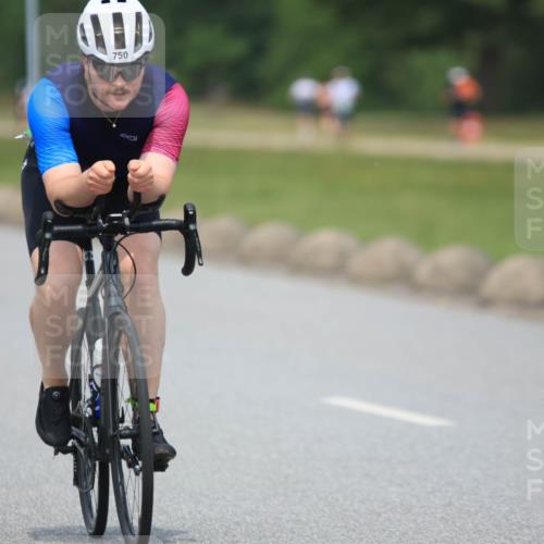 21.06.2025 - 27. Vierlanden-Triathlon H.Heesch http://msf.ph/oto/7999604 15.06.2025 12:31:13 Radfahren 750 meine-sportfotos.de