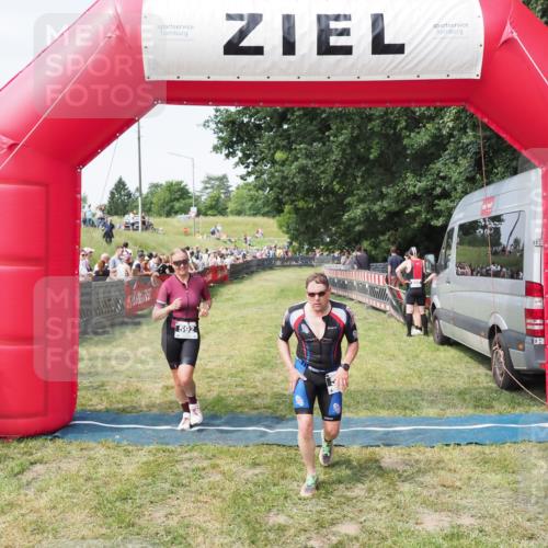 21.06.2025 - 27. Vierlanden-Triathlon MichiJ http://msf.ph/oto/7999607 15.06.2026 11:23:10 Ziel 372, 592 meine-sportfotos.de