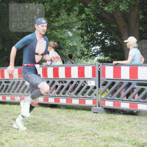 21.06.2025 - 27. Vierlanden-Triathlon KatJ http://msf.ph/oto/7999619 15.06.2025 12:54:00 Ziel 21, 60, 650, 682 meine-sportfotos.de