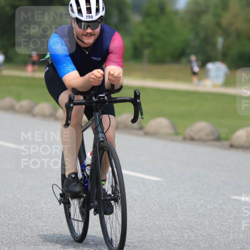 21.06.2025 - 27. Vierlanden-Triathlon H.Heesch http://msf.ph/oto/7999624 15.06.2025 12:31:14 Radfahren 750 meine-sportfotos.de
