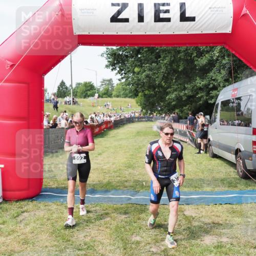 21.06.2025 - 27. Vierlanden-Triathlon MichiJ http://msf.ph/oto/7999625 15.06.2026 11:23:10 Ziel 372, 592 meine-sportfotos.de