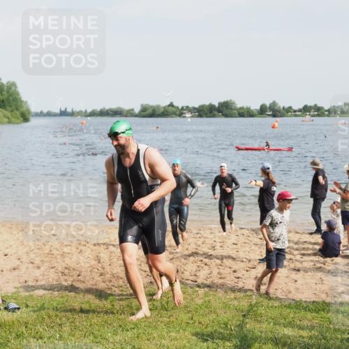 21.06.2025 - 27. Vierlanden-Triathlon MichiJ http://msf.ph/oto/7999628 15.06.2026 10:03:41 Schwimmen 377, 425, 432, 439 meine-sportfotos.de