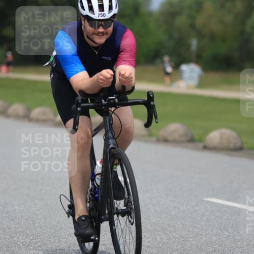 21.06.2025 - 27. Vierlanden-Triathlon H.Heesch http://msf.ph/oto/7999646 15.06.2025 12:31:14 Radfahren 750 meine-sportfotos.de