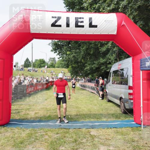 21.06.2025 - 27. Vierlanden-Triathlon MichiJ http://msf.ph/oto/7999657 15.06.2026 11:23:39 Ziel 418, 440 meine-sportfotos.de