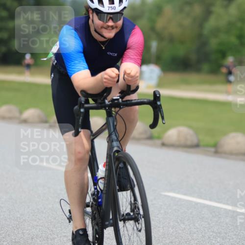 21.06.2025 - 27. Vierlanden-Triathlon H.Heesch http://msf.ph/oto/7999668 15.06.2025 12:31:15 Radfahren 750 meine-sportfotos.de