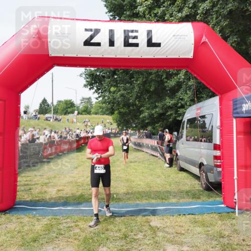 21.06.2025 - 27. Vierlanden-Triathlon MichiJ http://msf.ph/oto/7999707 15.06.2026 11:23:40 Ziel 418, 440 meine-sportfotos.de