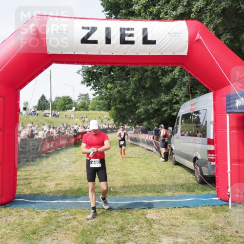 21.06.2025 - 27. Vierlanden-Triathlon MichiJ http://msf.ph/oto/7999714 15.06.2026 11:23:40 Ziel 418, 440 meine-sportfotos.de