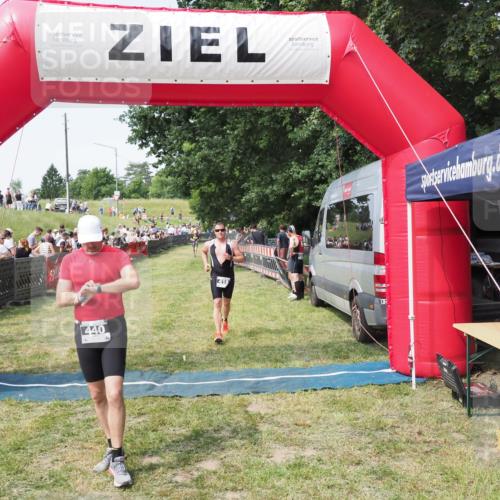 21.06.2025 - 27. Vierlanden-Triathlon MichiJ http://msf.ph/oto/7999726 15.06.2026 11:23:42 Ziel 418, 440 meine-sportfotos.de