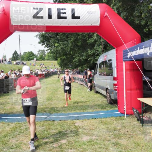 21.06.2025 - 27. Vierlanden-Triathlon MichiJ http://msf.ph/oto/7999732 15.06.2026 11:23:43 Ziel 418, 440 meine-sportfotos.de
