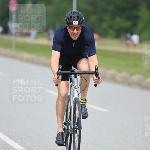 21.06.2025 - 27. Vierlanden-Triathlon H.Heesch http://msf.ph/oto/7999734 15.06.2025 12:31:28 Radfahren 779, 856 meine-sportfotos.de