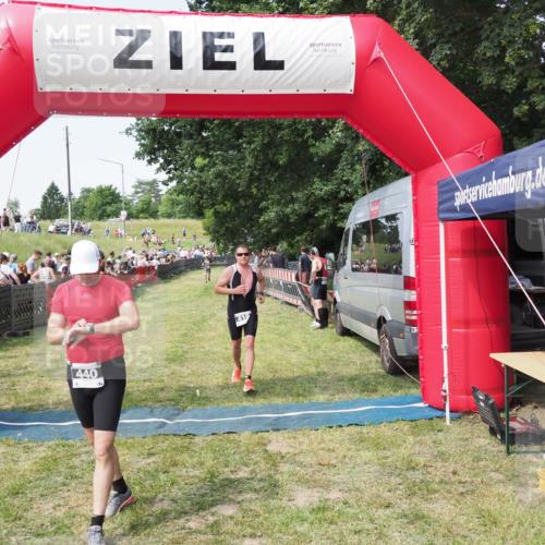 21.06.2025 - 27. Vierlanden-Triathlon MichiJ http://msf.ph/oto/7999744 15.06.2026 11:23:43 Ziel 418, 440 meine-sportfotos.de