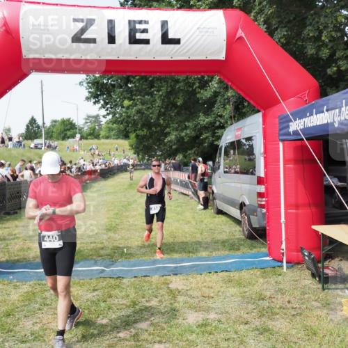 21.06.2025 - 27. Vierlanden-Triathlon MichiJ http://msf.ph/oto/7999748 15.06.2026 11:23:43 Ziel 418, 440 meine-sportfotos.de