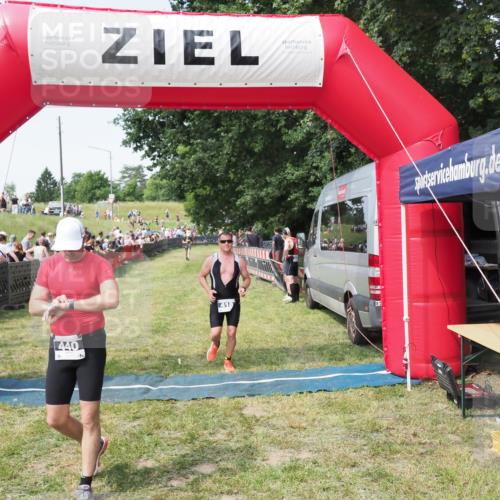 21.06.2025 - 27. Vierlanden-Triathlon MichiJ http://msf.ph/oto/7999753 15.06.2026 11:23:43 Ziel 418, 440 meine-sportfotos.de