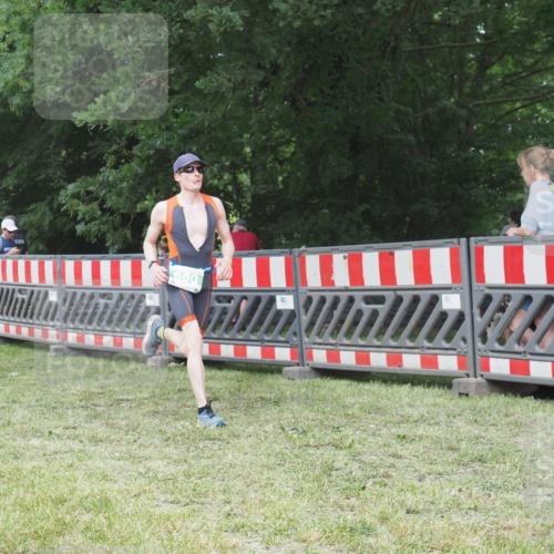21.06.2025 - 27. Vierlanden-Triathlon KatJ http://msf.ph/oto/7999755 15.06.2025 12:54:01 Ziel 21, 60, 650 meine-sportfotos.de