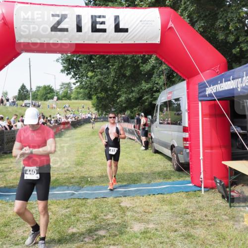 21.06.2025 - 27. Vierlanden-Triathlon MichiJ http://msf.ph/oto/7999758 15.06.2026 11:23:43 Ziel 418, 440 meine-sportfotos.de
