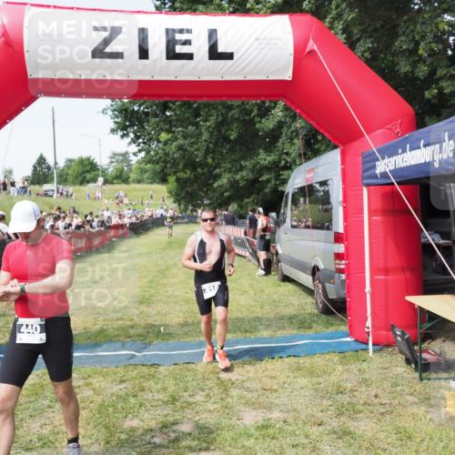 21.06.2025 - 27. Vierlanden-Triathlon MichiJ http://msf.ph/oto/7999771 15.06.2026 11:23:44 Ziel 418, 440 meine-sportfotos.de