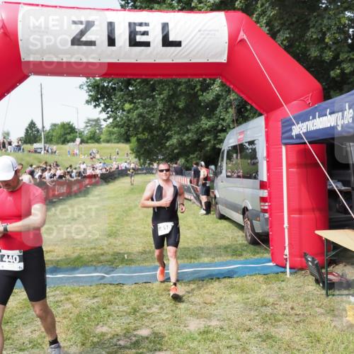 21.06.2025 - 27. Vierlanden-Triathlon MichiJ http://msf.ph/oto/7999775 15.06.2026 11:23:44 Ziel 418, 440 meine-sportfotos.de