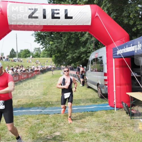 21.06.2025 - 27. Vierlanden-Triathlon MichiJ http://msf.ph/oto/7999781 15.06.2026 11:23:44 Ziel 418, 440 meine-sportfotos.de