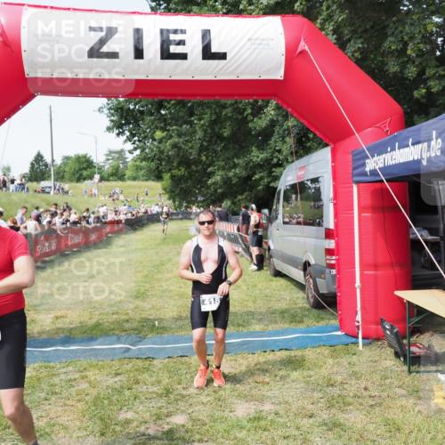 21.06.2025 - 27. Vierlanden-Triathlon MichiJ http://msf.ph/oto/7999786 15.06.2026 11:23:44 Ziel 418, 440 meine-sportfotos.de