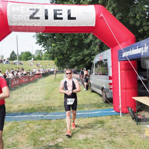 21.06.2025 - 27. Vierlanden-Triathlon MichiJ http://msf.ph/oto/7999791 15.06.2026 11:23:44 Ziel 418, 440 meine-sportfotos.de